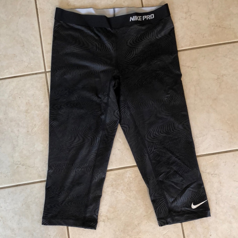 Nike Pro dri-fit, fitted, gray and black patterned capri leggings size large